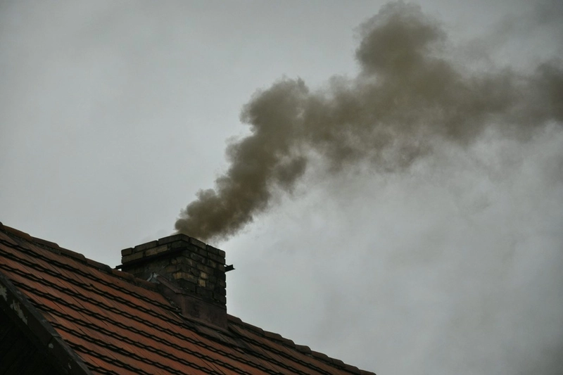 czarny dym z komina